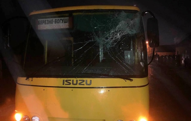  Вблизи Ровно выпавшие из грузовика бревна попали в маршрутку 