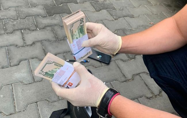  Вимагав 4 тисячі доларів: на Черкащині на хабарі затримали чиновника 