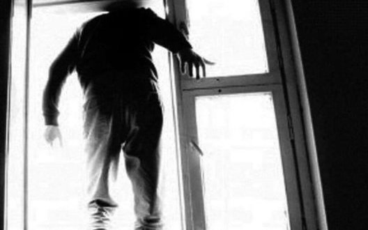  Чоловік вистрибнув з вікна сьомого поверху в Києві та залишився живим, - ДСНС  