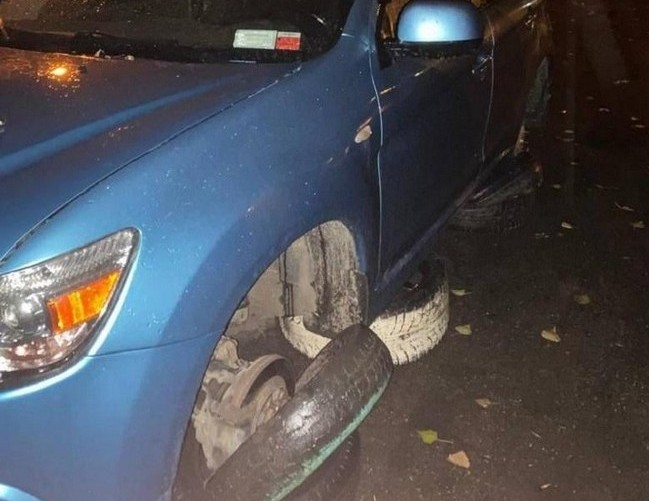  Столична поліція затримала серійних крадіїв автомобільних коліс 