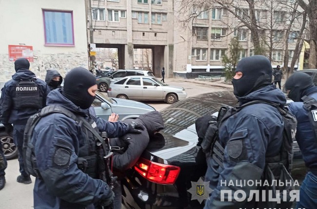  У місті Дніпро поліцейські затримали озброєну злочинну групу 