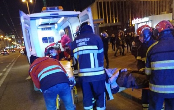  Упавшую под поезд в метро в Киеве спасли 