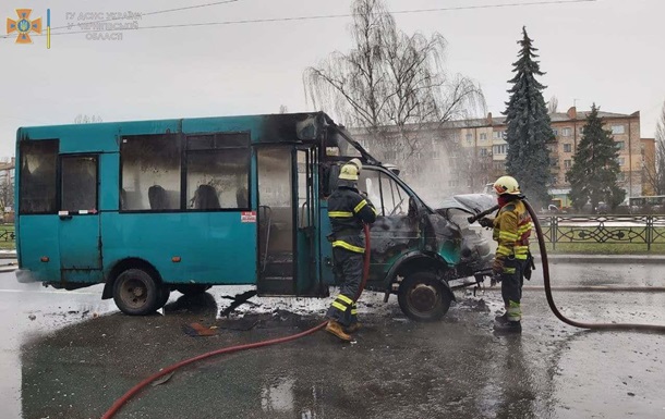  В Чернигове после столкновения с троллейбусом загорелась маршрутка 