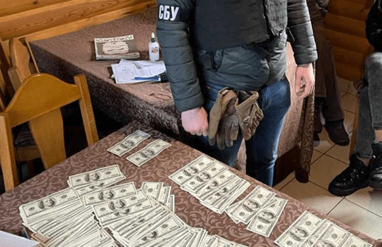  На Київщині учасники оборудки вимагали з людей десятки тисяч доларів за «вирішення» земельних питань 