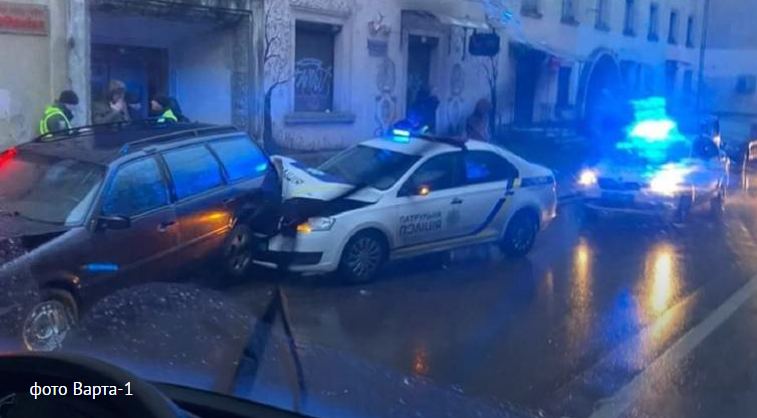  У Львові патрульні поліцейські розбили чотири припарковані авто 