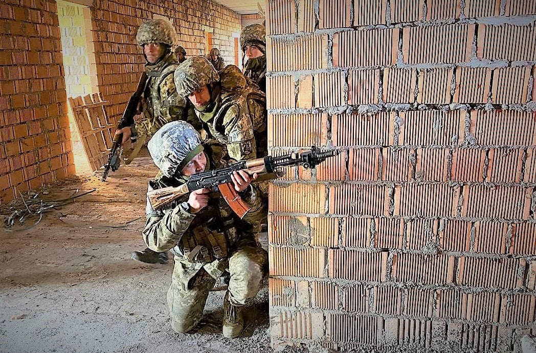  «Лазертаг» і стандарти НАТО: курсанти Школи морського піхотинця відпрацювали тактику бою в урбанізованій місцевості 
