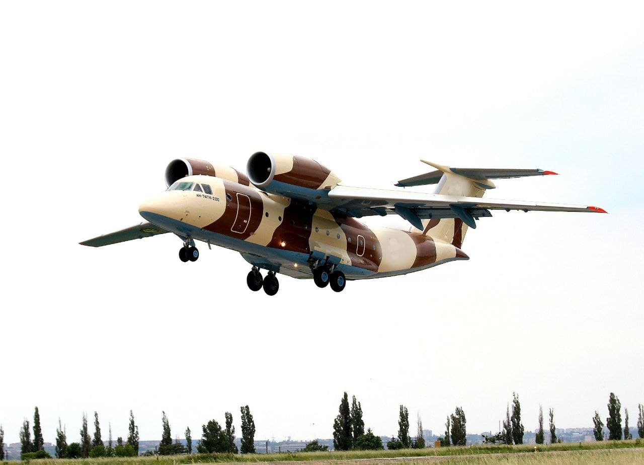  На Харківський авіазавод прибув Ан-74 для техобслуговування 