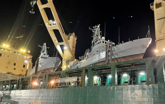  Судно з двома патрульними катерами Island для ВМС України пройшло Дарданелли 