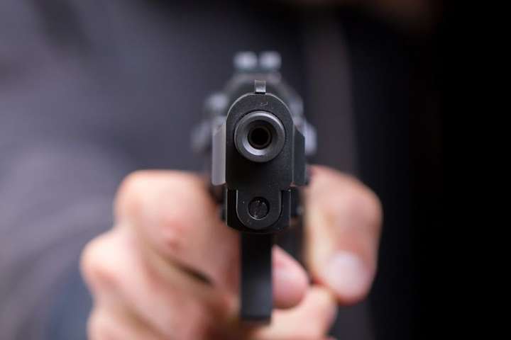  У Києві невідомий з автівки вистрелив у чоловіка. Поліція ввела спецоперацію 
