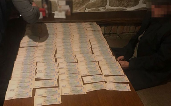  По 8 років тюрми отримали двоє посадовців ДФС у Тернопільській області за вимагання 400 тис грн хабара 