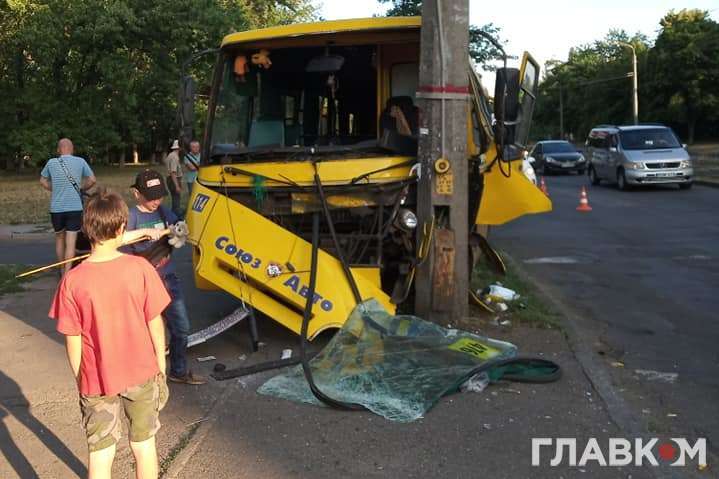  У Києві маршрутка влетіла в бетонний стовп (фото) 