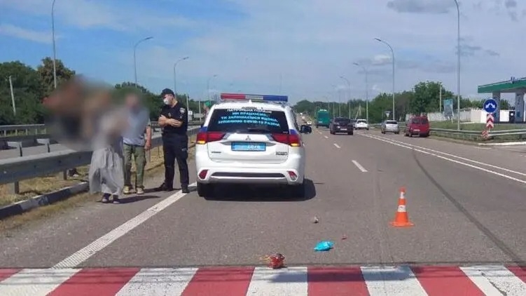  В Полтавской области автомобиль сбил женщину и ребенка на переходе: девочка умерла 