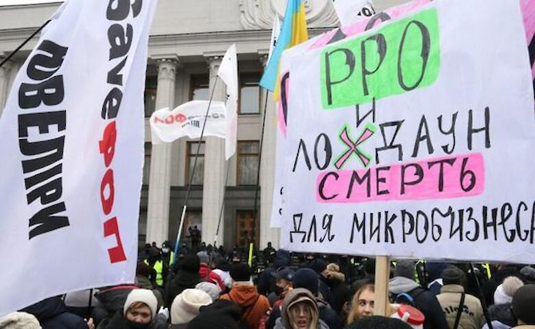  В Киеве будут судить полицейского, который напал на журналиста во время протеста ФОПов 