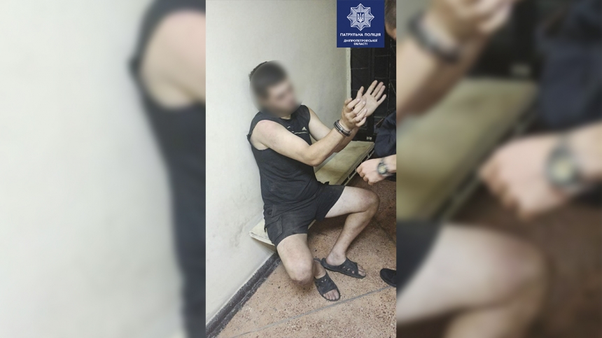  В Днепре мужчина бросался на прохожих с тремя ножами и укусил полицейского 