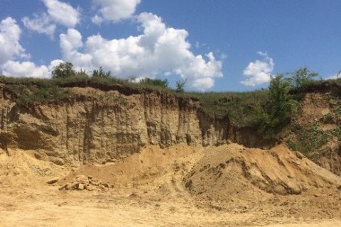  В Харьковской области под песчаным обвалом погибла 8-летняя девочка 
