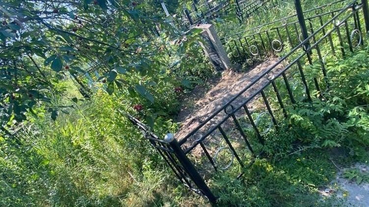  Под Киевом трое мужчин убили собутыльника и спрятали его тело на кладбище 