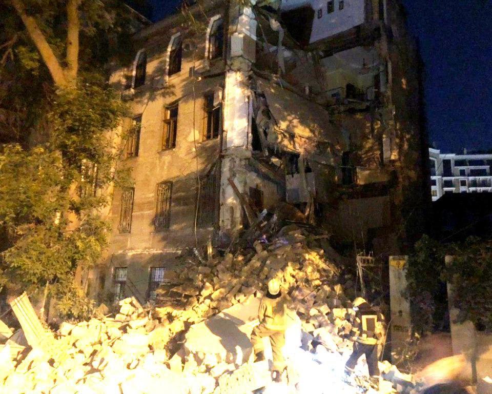  В Одессе рухнул жилой дом, десятки людей спасали из-под завалов: первые подробности 