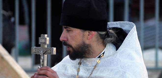  Священника оштрафовали на 17 000 за службу на кладбище: собрал людей в карантин 