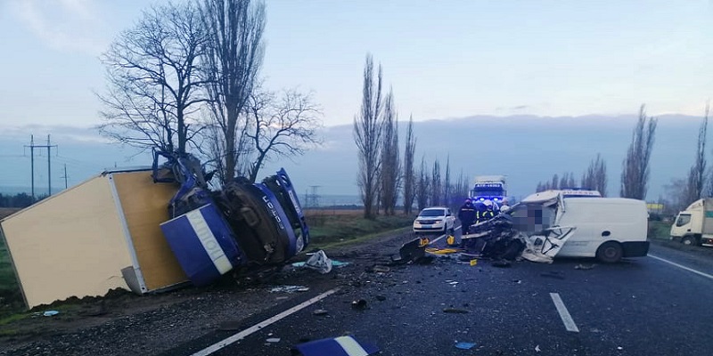  На трассе под Николаевом авто с 6 трупами столкнулось с грузовиком "Укрпочты", есть жертвы: детали, фото и видео ДТП 