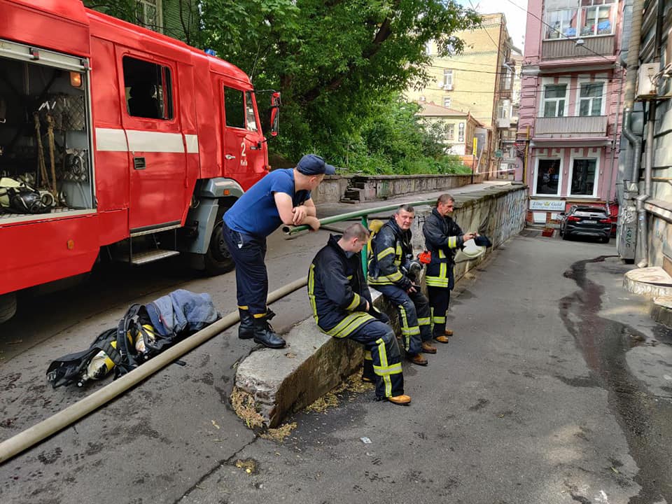  Масштабный пожар в центре Киева: на спасателей из горящего окна выбросился мужчина, в квартире нашли труп женщины 