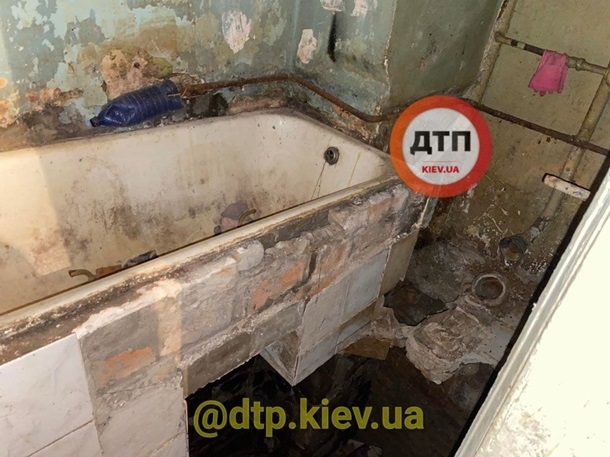 В Киеве пьяный мужчина провалился в дыру в ванной 