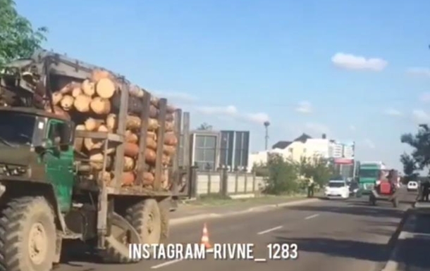  Под Ровно пешеходу колесом грузовика оторвало руку 