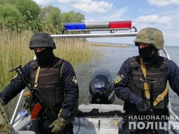  Задержаны экс-правоохранитель и организованная им группа, которые незаконно ловили рыбу на Кременчугском водохранилище 