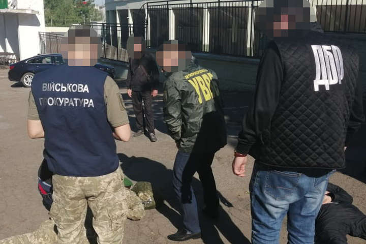  Затримано прикордонника, який вимагав від колеги хабар за контрабанду до Румунії  