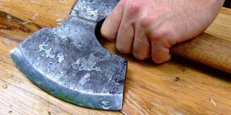  Покупатели разбегались кто куда: в Мариуполе мужчина напал на "АТБ" с топором (видео 18+) 