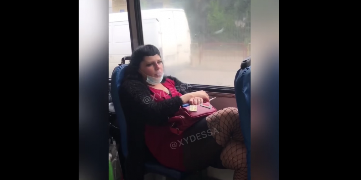  Одесситка курила в троллейбусе и обматерила патрульных: из салона ее вытащили силой 