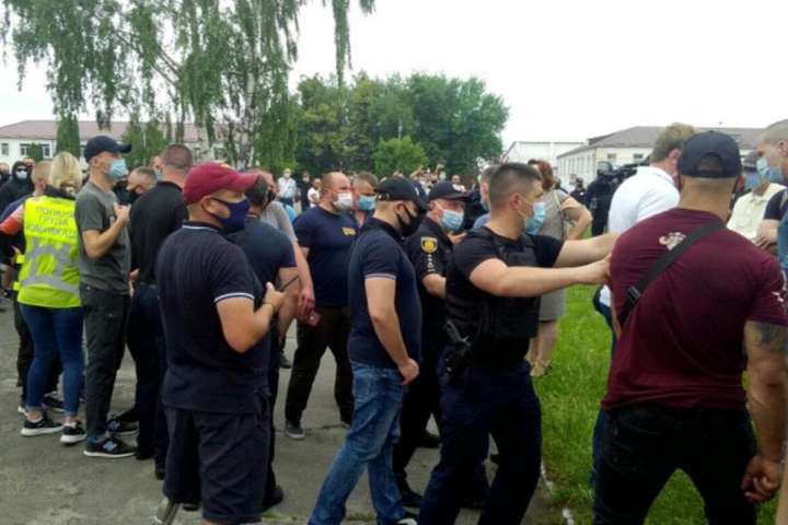  На зустрічі зі «слугою народу» побилися правоохоронці та «Нацкорпус», глава поліції постраждав від вибуху 