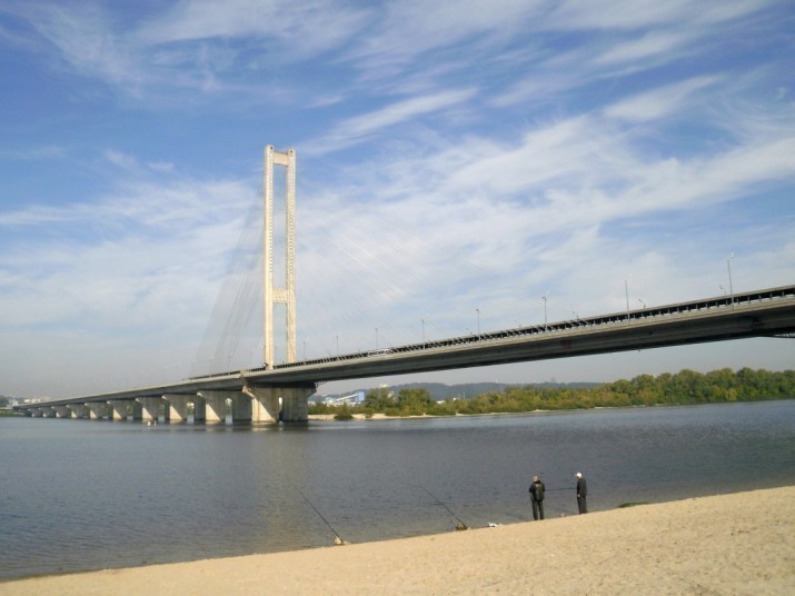  Аварійна ситуація: на Південному мосту в Києві сталося часткове руйнування покриття  