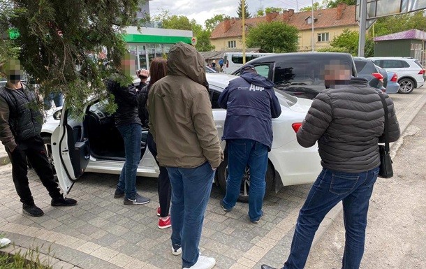  На Закарпатті податківця-антикорупціонера спіймали на хабарі 