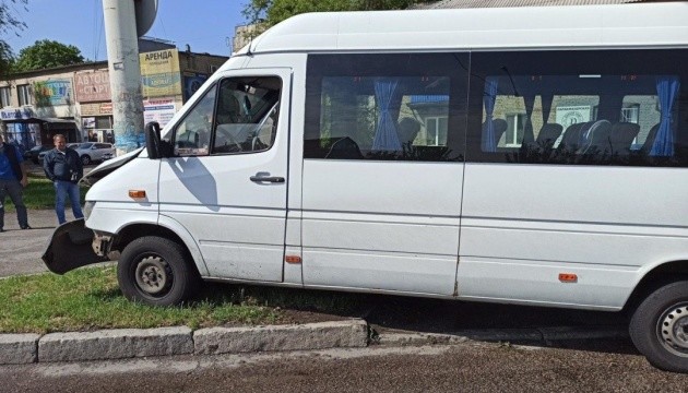  У Запоріжжі маршрутка влетіла у стовп, четверо постраждалих 