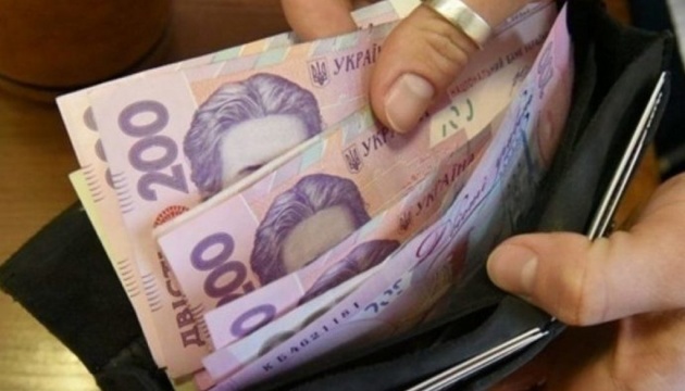  Середня зарплата за рік збільшилася на 28% — Держстат 
