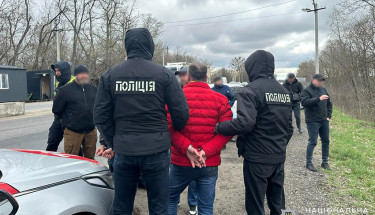 На Хмельниччині поліцейські затримали групу іноземців, підозрюваних у вимаганні, розбої та викраденні авто