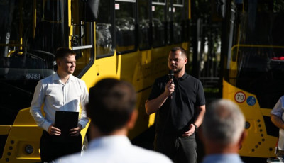 Микола Калашник: Десять громад Київщини отримали сучасні шкільні автобуси перед стартом нового навчального року
