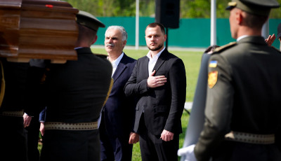 Микола Калашник вшанував пам’ять Андрія Мельника та Софії Федак-Мельник під час перепоховання на військовому кладовищі