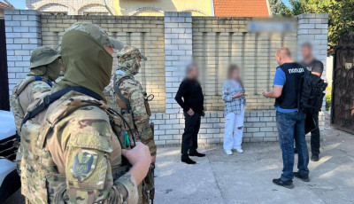 У Києві судитимуть групу з адвокатом за підробку документів для виїзду за кордон