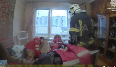 У Києві патрульні врятували життя чоловікові, який звисав з вікна квартири на 8-му поверсі