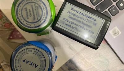 Київські правоохоронці викрили групу зловмисників за продаж підроблених міжнародних COVID-сертифікатів