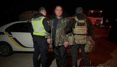 Столичні правоохоронці затримали чоловіка за зберігання зброї та боєприпасів