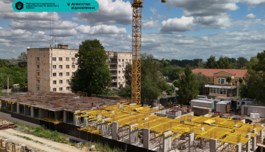 У Гостомелі зводять перші поверхи нових будинків на місці зруйнованого військового містечка