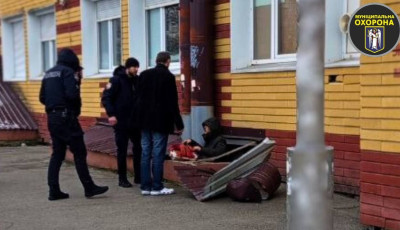 На столичній Оболоні чоловік зірвався з висоти, тікаючи від проходження ВЛК