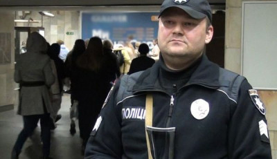 На станції столичної підземки поліцейський врятував життя пасажиру, у якого стався серцевий напад