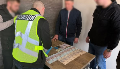 Вимагав гроші за перереєстрацію авто поза чергою: у Києві затримали зловмисника
