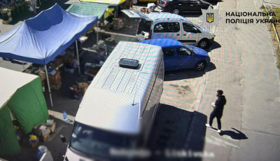 Поліцейські затримали 23-річного киянина, який на ярмарку у Деснянському районі пограбував підприємця