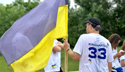 Прапор України з Бахмута – на саміт НАТО: команда українських бігунів передала стяг на кордоні з Польщею друзям з Литви