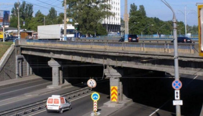 В Киеве часть конструкции Берестейского путепровода рухнула прямо на 