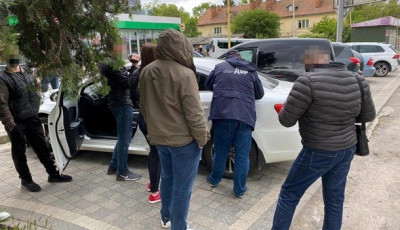 На Закарпатті податківця-антикорупціонера спіймали на хабарі